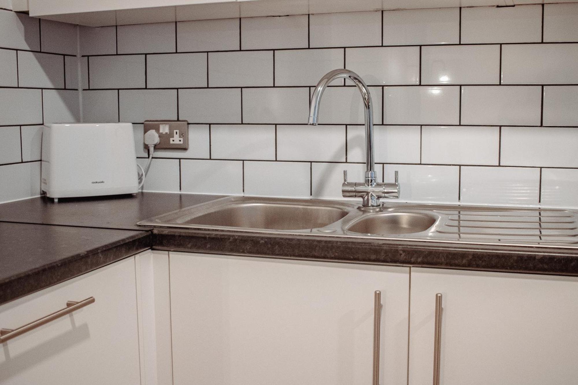 Central & Spacious, Sleeps 8, Perfect For Groups Leeds  Exterior photo